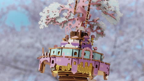 Rotierendes-3D-Holzpuzzle-Handkurbel-Spieluhrspielzeug-Mit-Kirschblütenbaum-An-Der-Spitze