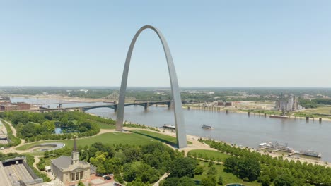 Wunderschöne-Luftaufnahme-Des-Gateway-Arch-National-Monument,-St.-Louis