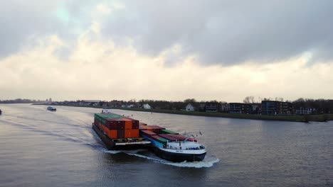 Luftaufnahme-Des-Kreisförmigen-Binnencontainerschiffs,-Das-Entlang-Des-Flusses-Noord-Fährt