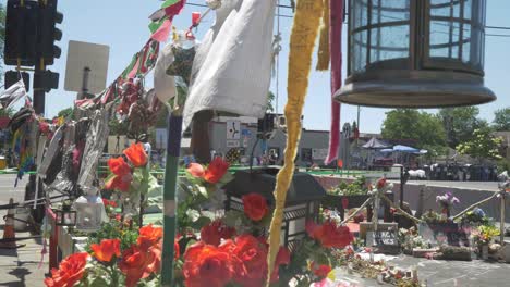 George-Floyd-Denkmal,-Blumen,-Kerzen,-Kunstschilder,-Mahnwache,-Szene,-Website,-Freistaat,-BLM-Protest,-Minneapolis,-Minnesota,-Zeitlupe