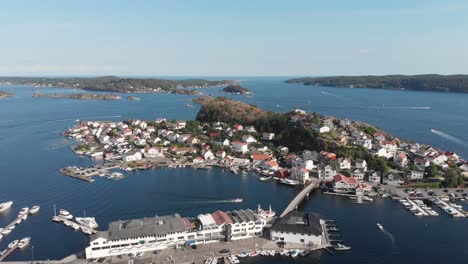 Blick-Aus-Der-Vogelperspektive-Auf-Die-Atemberaubende-Hafenstadt-Kragero-In-Norwegen