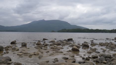 Felsiges-Ufer-Des-Muckross-Lake-Im-Killarney-Nationalpark-In-Der-Grafschaft-Kerry,-Irland