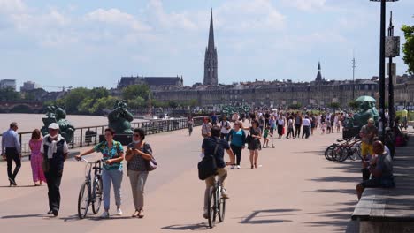 Menschen,-Die-An-Sommertagen-Auf-Dem-Berühmten-Bürgersteig-Von-Bordeaux-Neben-Dem-Fluss-Garonne-Spazieren-Gehen