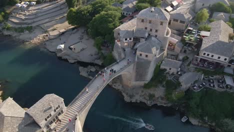 Stari-Most,-Die-Alte-Brücke,-Auch-Bekannt-Als-Mostar-Brücke,-Die-Die-Stadt-Mostar-über-Den-Fluss-Neretva-Verbindet