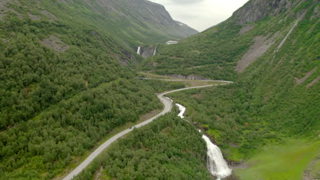 Vista-Aérea-De-La-Carretera-En-Las-Montañas-Y-El-Paisaje-Forestal-En-Stryn,-Noruega---Disparo-De-Drones