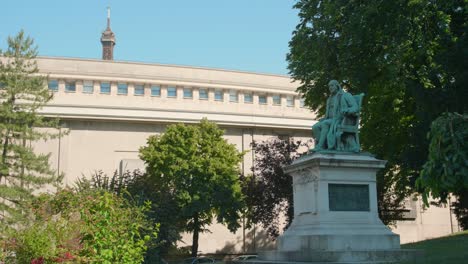 Schöne-Aussicht-Auf-Die-Statue-Von-Benjamin-Franklin-Im-Trocadero-Paris,-Frankreich-–-Weitwinkel-Slider-Aufnahme
