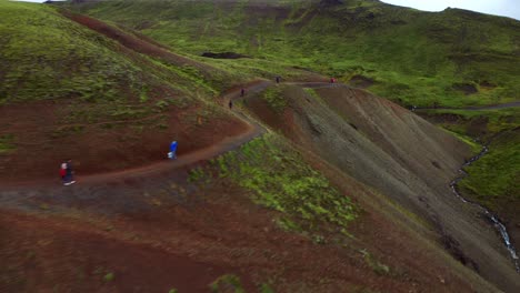 Turistas-Caminando-Por-La-Ruta-De-Senderismo-Del-Valle-De-Reykjadalur-En-El-Sur-De-Islandia