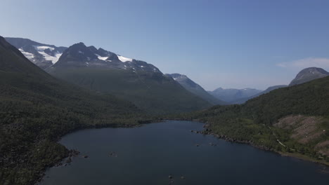 Tranquilo-Lago-Azul-Por-Las-Montañas-De-Noruega-Innerdalen--antena