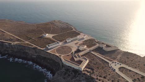 Orbitalaufnahme-Der-Festung-Sagres-Bei-Sonnenaufgang,-Portugal