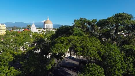 Ansicht-Des-Vulkans-Citlaltepec-Von-Einer-Drohne,-Die-Durch-Die-Bäume-In-Cordoba,-Veracruz,-Mexiko-Aufsteigt