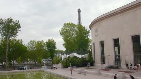 Palais-De-Tokyo-Con-El-Restaurante-Al-Aire-Libre-Monsieur-Bleu-Y-La-Torre-Eiffel---Toma-Panorámica-De-4k