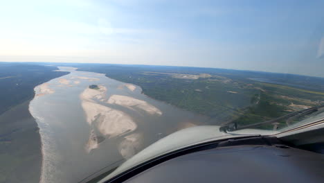 Cockpit-Ansicht-Flugzeuge-Fliegen-über-Dem-Fluss,-Pilot-Pov-Landet-In-Der-Goose-Bay