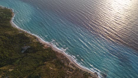 Idyllischer-Megali-Petra-Strand-Mit-Seinem-Türkisfarbenen-Wasser-Bei-Sonnenuntergang,-Insel-Lefkada