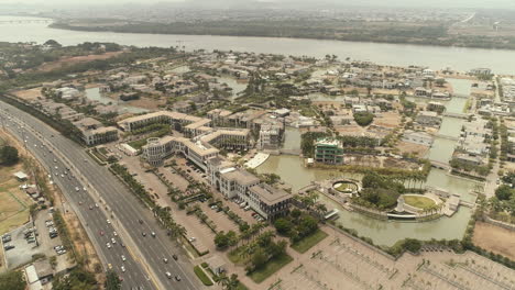 Das-Stadtzentrum-Von-Plaza-Lagos-In-Samborondón-Bietet-Einen-Neuen-Raum,-Um-Ein-Anderes-Urbanes-Erlebnis-Zu-Erleben