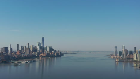 Ein-Drohnenblick-über-Den-Hudson-River-Am-Frühen-Morgen