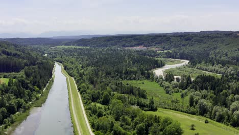 Verträumte-Isarlandschaft-An-Einem-Warmen-Sommertag-Mit-Den-Alpen-Im-Hintergrund,-Die-Mit-Einer-4K-Drohne-über-Den-Fluss-Fliegt