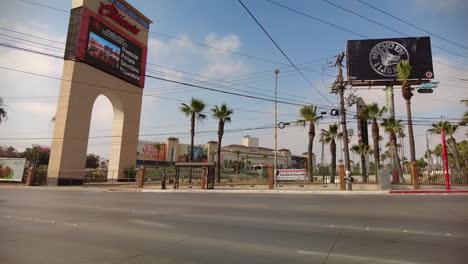 Leichter-Verkehr-Auf-Der-Autobahn-In-Der-Nähe-Des-Caliente-Casino-Und-Der-Hypodrome-Rennstrecke-In-Tijuana,-Mexiko