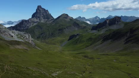 Panoramablick-Auf-Berge-Und-Tal-In-Den-Pyrenäen