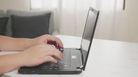 Hombre-Usando-Una-Computadora-Portátil-En-El-Lugar-De-Trabajo-De-La-Oficina-En-Casa-Con-Tecnología-De-Programador