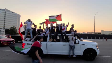 Manifestantes-Ondeando-Banderas-Palestinas-Y-La-Bandera-De-Irak-De-Pie-En-Los-Automóviles,-Marchando-Y-Cantando-Durante-Una-Manifestación-Pacífica-A-Favor-De-Los-Palestinos-En-Mississauga-Para-Crear-Conciencia-Sobre-El-Conflicto-Entre-Israel-Y-Palestina