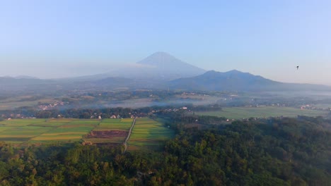 Mount-Sumbing-Und-Die-Landschaft-Von-Sindoro-Und-Java-Im-Morgendlichen,-Sonnenbeschienenen-Nebel