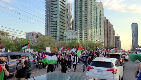 La-Gente-Protesta-Por-Palestina-Con-Banderas-Y-Mascarillas-Durante-La-Corona