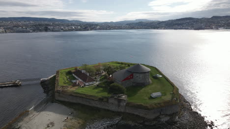 Meereslandschaft-Mit-Einer-Alten-Klosterinsel-Munkholmen-In-Der-Nähe-Des-Hafens-Von-Trondheim-In-Norwegen
