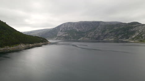Luftflug-über-Fjord-Im-Polarkreis,-Norwegen