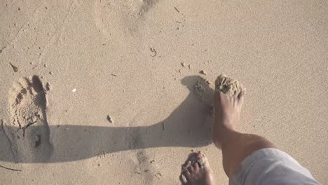 Filmaufnahme-Einer-Person,-Die-An-Einem-Weißen-Sandstrand-In-Einem-Tropischen-Land-Auf-Den-Philippinen-Spaziert