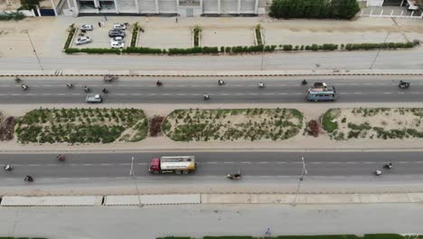 Tráfico-Que-Pasa-Por-Carreteras-De-Doble-Carro-En-Karachi