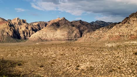 Cañón-De-Roca-Roja-Y-Un-Panorama-En-El-Mirador-Cerca-De-Las-Vegas,-Nevada,-Ee.uu.