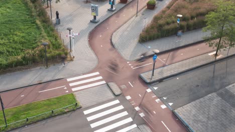 Fußgänger-Und-Radfahrer,-Die-Sich-In-Der-Hauptverkehrszeit-Die-Straße-Teilen,-Dynamische-Bewegung,-Zeitraffer
