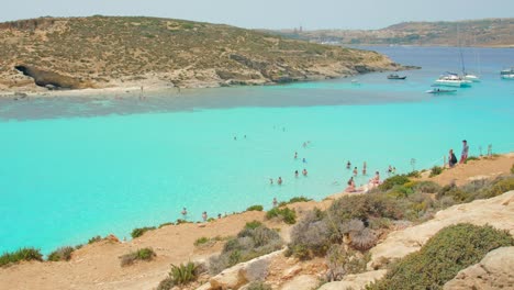 Los-Turistas-Nadan-En-La-Isla-De-La-Laguna-Azul-En-Un-Día-Soleado-De-Verano-En-Malta