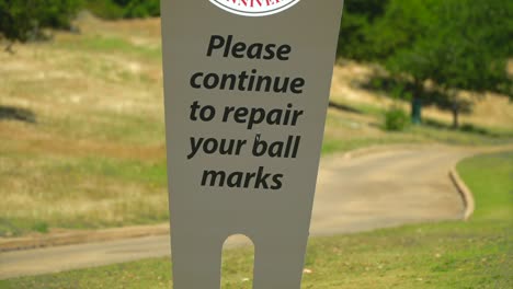 Nahaufnahme-Eines-Guten-Golf-Etikette-Schildes