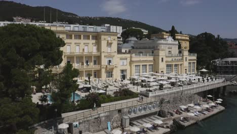 Revealing-Shot-Of-Hotel-Kvarner-Along-The-Adriatic-Coast-In-Opatija,-Croatia