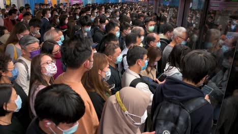 Se-Ve-A-Los-Viajeros-Que-Usan-Máscaras-Faciales-Durante-La-Hora-Pico-Subirse-A-Un-Tren-Subterráneo-Para-Llegar-A-Una-Estación-Mtr-En-Hong-Kong