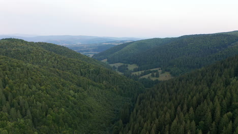 Luftaufnahme:-Giebelberghang-Im-Kreis-Harghita,-Rumänien