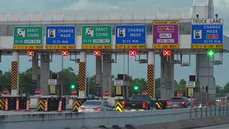 Timelapse-of-cars-going-through-the-toll-road-in-Houston,-Texas