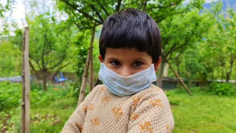 Indisches-Mädchen-Trägt-Medizinische-Maske-Und-Blickt-Während-Der-Zweiten-Welle-Des-Coronavirus-In-Indien-2021-In-Die-Kamera