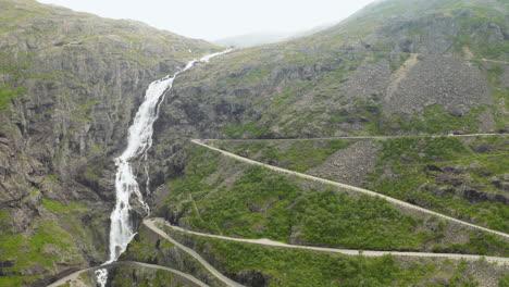Vista-Panorámica-De-La-Enorme-Cascada-De-Stigfossen-Y-La-Ruta-Turística-De-Trollstigen-En-Noruega