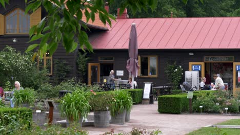 Gente-Disfrutando-De-Un-Restaurante-En-Un-Hermoso-Jardín-Botánico,-Suecia