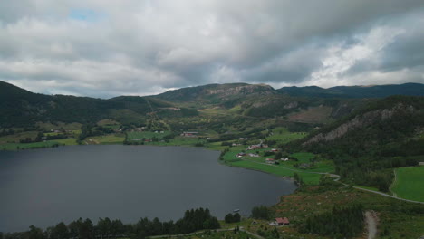 Cielo-Nublado-Sobre-El-Valle-Y-El-Lago-En-Rogaland,-Noruega