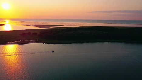 Sonnenuntergang-Am-Meer,-Eine-Insel-Im-Hintergrund,-Ruhiges-Wasser,-Perfekter-Abend,-Bootsfahrt-über-Die-Bucht
