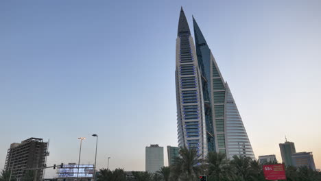 Torre-De-Rascacielos-Del-Centro-De-Comercio-Mundial-De-Bahrein-En-Manama,-Inclínate-Hacia-Arriba,-Anochecer