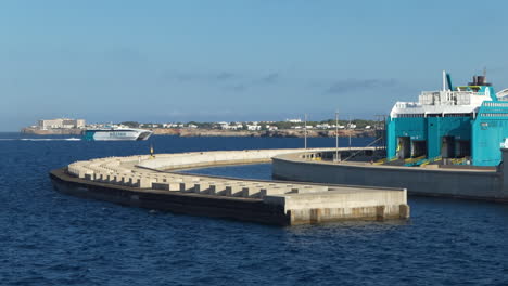 Vista-Grande:-Barco-Rápido-Balearia-Entrando-Dentro-Del-Puerto-De-Ciutadella-En-La-Isla-De-Menorca-Durante-El-Verano