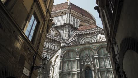 Die-Domkathedrale-In-Florenz,-Italien,-Neigt-Sich-Nach-Unten-Und-Zeigt-Eine-Enge,-Mit-Touristen-überfüllte-Straße