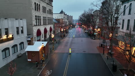 Blick-Auf-Die-Straße-Des-Historischen-Bethlehem,-Pennsylvania,-Dekoriert-Für-Weihnachtsfeiertage