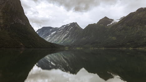 Reflejos-En-El-Agua---Majestuosas-Montañas-De-Noruega---Timelapse-Shot
