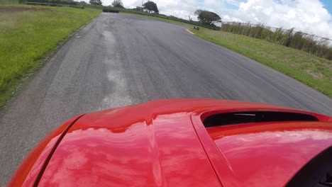 Roter-Jaguar-Ipace-Rennwagen-Mit-Hoher-Geschwindigkeit-In-Kurve-Auf-Der-Rennstrecke