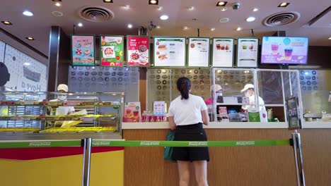 La-Tienda-De-Donuts-Krispy-Kreme-Más-Popular-Entre-Las-Personas-Que-Sufren-Durante-La-Situación-De-Covid-19-En-Bangkok,-Tailandia